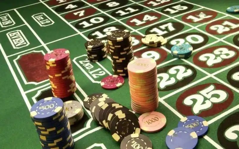 Pengguna membaca ketentuan cashback online